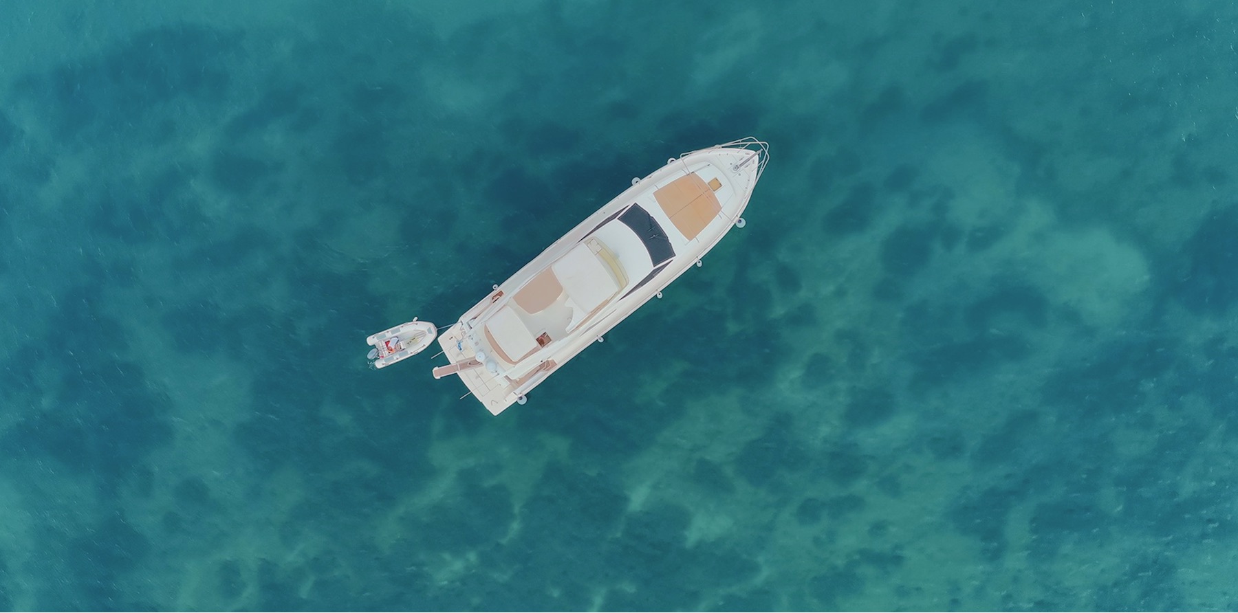 Lancha privada navegando por la bahía